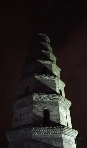 夜晚的见龙塔