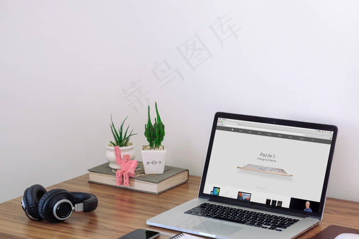 工作区中的MacBook MockUp