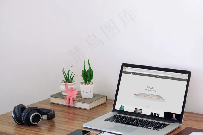 工作区中的MacBook MockUp