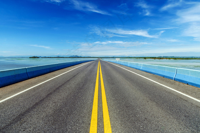 蓝天下的道路景色图片