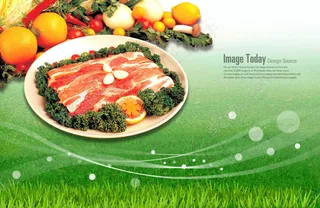 草地上的盘子肉卷和水果