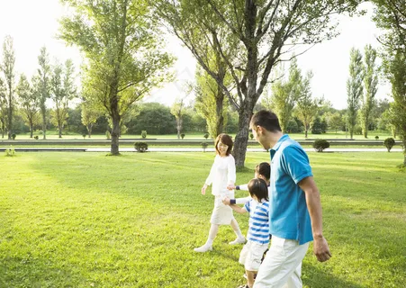 行走在草地上四口之家侧面图片图片 行走在草地上四口之家侧面图片图片