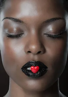 嘴含爱心糖果的美女图片