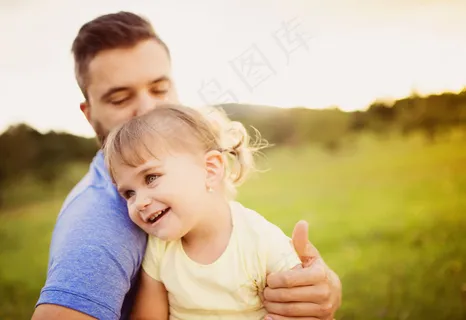 温馨幸福家庭草坪草地父子母子亲子关爱玩耍超大超高清图片 温馨幸福家庭草坪草地父子母子亲子关爱玩耍超大超高清图片