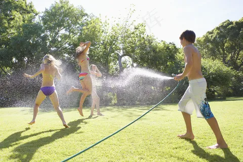 草地上玩耍的青少年图片