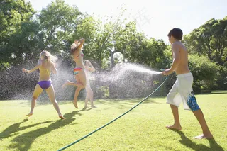 草地上玩耍的青少年图片