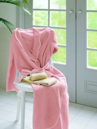 门前椅子上的睡衣毛巾图片