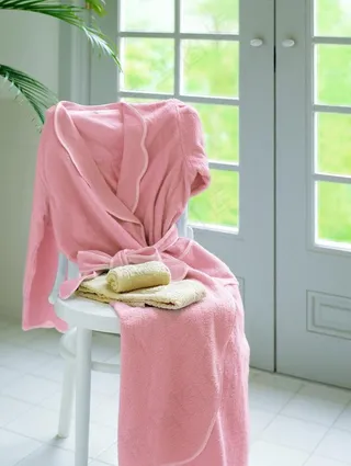 门前椅子上的睡衣毛巾图片