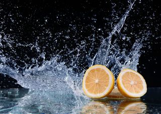 飞溅的水花与柠檬