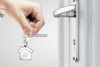 拿钥匙开门的手