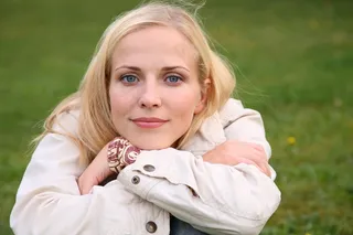 趴在草地上的女人图片