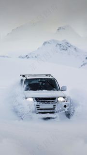 雪地上的越野车高清摄影图片