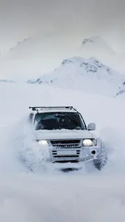 雪地上的越野车高清摄影图片