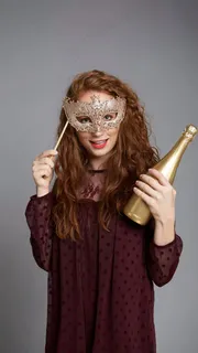 拿着瓶子带着面具的外国美女高清摄影图片