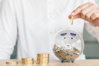 手拿储钱罐金币货币 理财保障商务金融财富增长主题