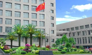 某办公楼前绿化图片