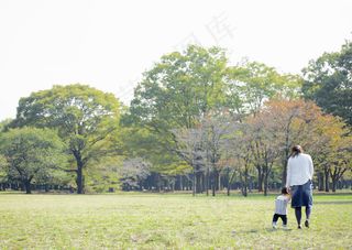 草地上的妈妈与宝宝图片