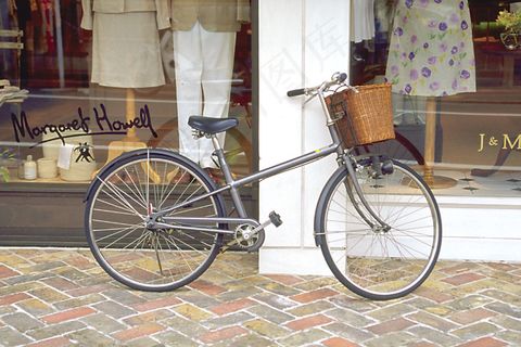 橱窗边的自行车图片