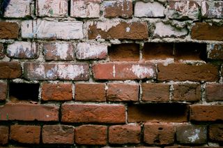 年久失修的红色砖墙高清摄影图片