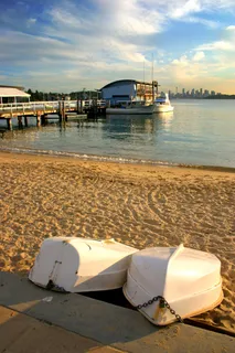 海边沙滩小船图片