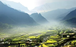 山势环绕风景图