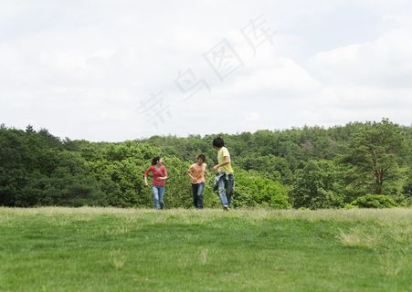 草地上跑步的男生女生图片