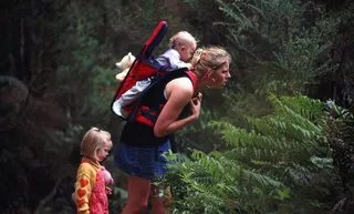 山路间艰难行走图片