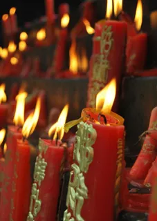 寺庙里的蜡烛图片