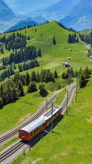 山顶上的观光车高清摄影图片