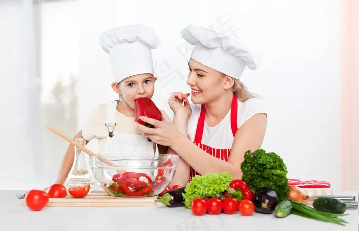 厨师装扮的大人小孩烹饪美食健康家庭情侣亲子素材
