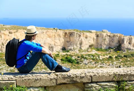 坐在地上的男人 坐在地上的男人