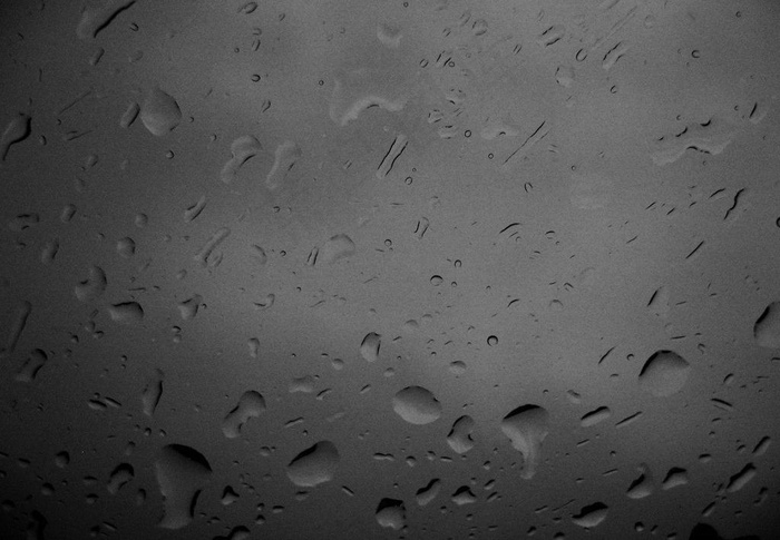 玻璃上的雨水图片