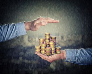 手拿储钱罐金币货币 理财保障商务金融财富增长主题