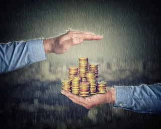 手拿储钱罐金币货币 理财保障商务金融财富增长主题