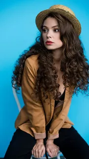 戴着帽子的卷发外国美女高清摄影图片