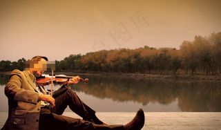 湖水边夕阳房地产海报夏季