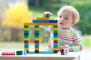 玩积木的小孩子