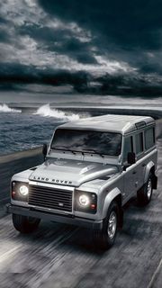 惊涛骇浪公路上行驶的越野车高清摄影图片