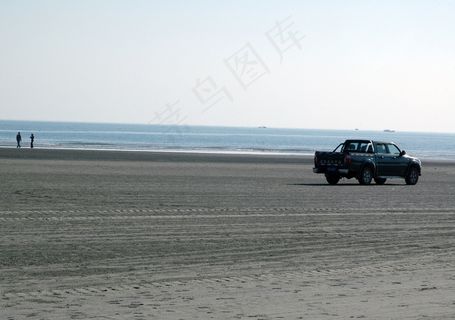 海滩飙车图片