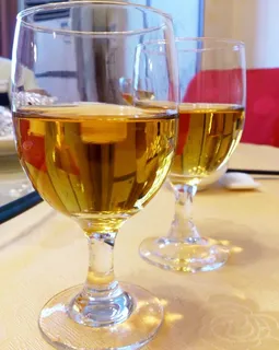 酒杯中的黑米苹果醋图片 酒杯中的黑米苹果醋图片