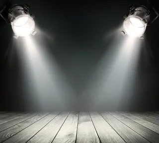 木板背景与聚光灯