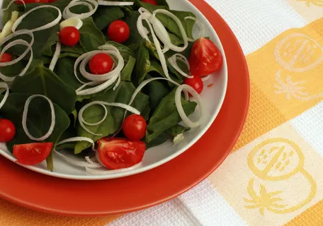 菠菜沙拉放在桌子上 菠菜沙拉放在桌子上