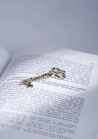 翻开的书 钥匙图片