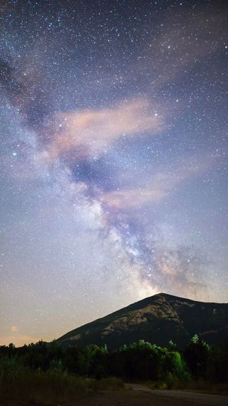 星云下的山高清摄影图片