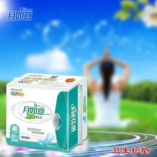 朦胧绿色草地背景月如意卫生巾广告