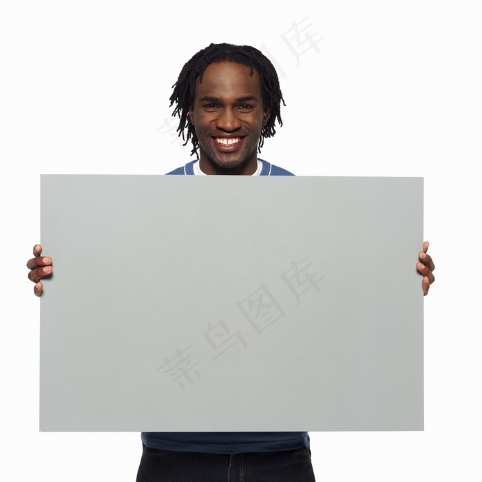 拿着空白广告牌的微笑帅哥图片