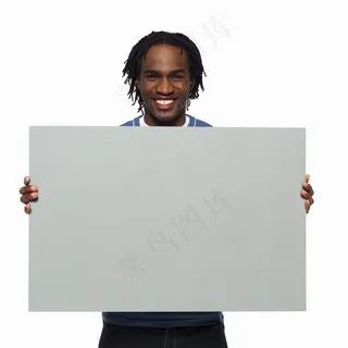 拿着空白广告牌的微笑帅哥图片