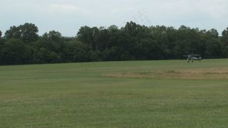 黑色和白色的飞机起飞的股票视频