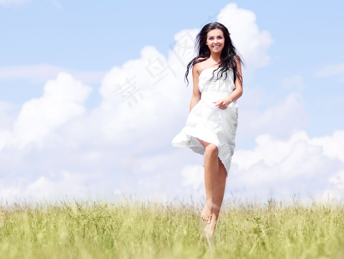 草地上奔跑的性感美女图片