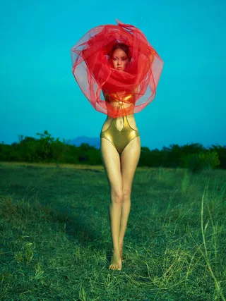 草地上的美女模特写真图片